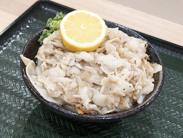 焼き塩豚カルビの半割レモンぶっかけ(全体)