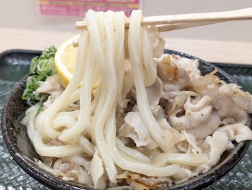 焼き塩豚カルビの半割レモンぶっかけ(うどん)