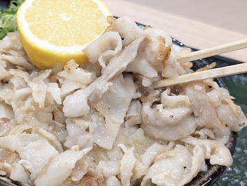 焼き塩豚カルビの半割レモンぶっかけ(豚カルビ)