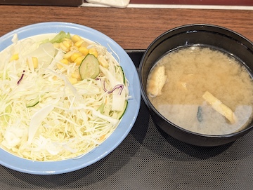 鶏のバター醤油炒め定食（味噌汁とサラダ）