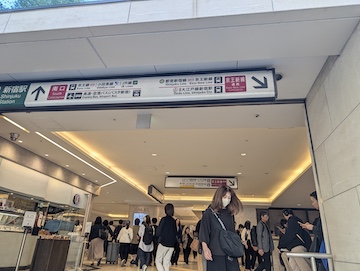 改札口付近