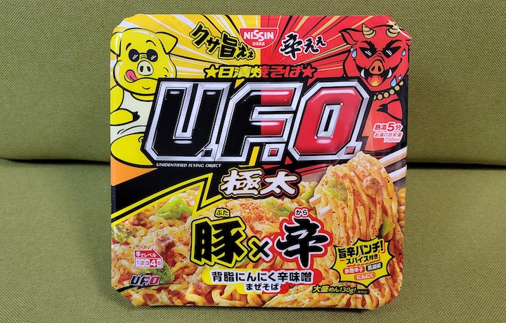 日清焼そばU.F.O. 大盛 豚×辛 背脂にんにく辛味噌まぜそば