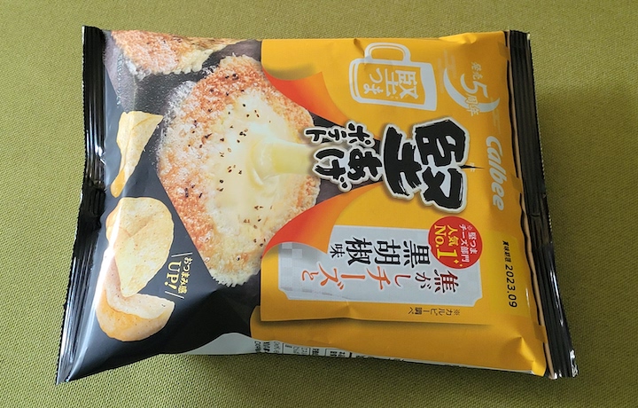 堅あげポテト 焦がしチーズと黒胡椒味 | ふくろうぷらざ