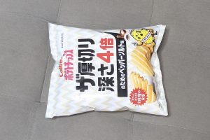 カルビー ポテトチップス ザ厚切り 深さ4倍 のためのペッパーソルト味