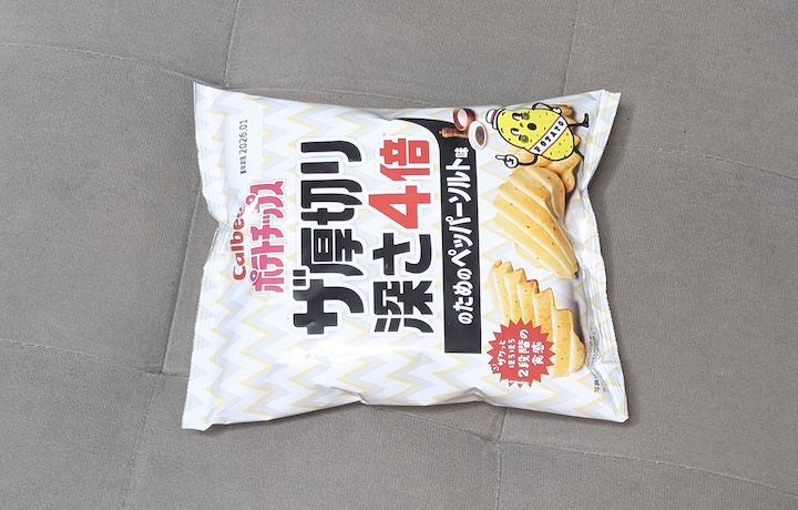 カルビー ポテトチップス ザ厚切り 深さ4倍 のためのペッパーソルト味