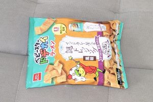 おやつカンパニー ベビースタードデカイラーメン（インドカレー屋さんの謎ドレッシング風味）
