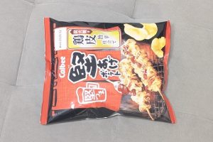 カルビー 堅あげポテト堅つま 炭火焼き鶏皮旨辛仕立て（2025年）