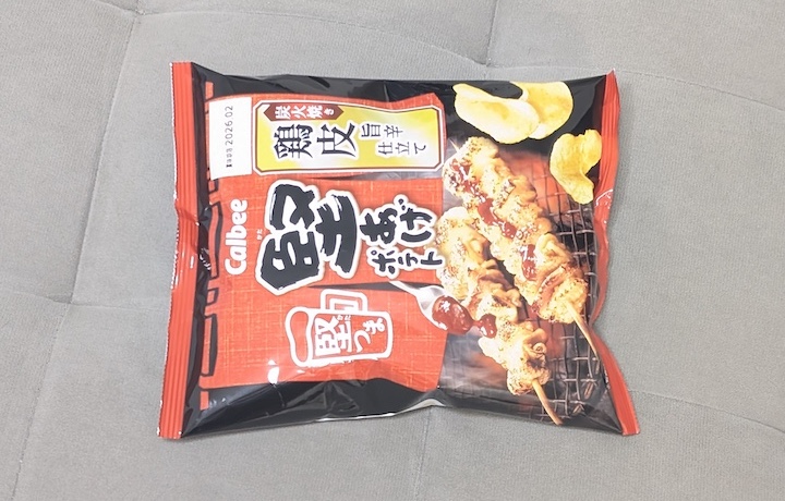 カルビー 堅あげポテト堅つま 炭火焼き鶏皮旨辛仕立て（2025年）