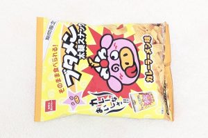 おやつカンパニー ブタメン太麺スナック（カレーラーメン味）