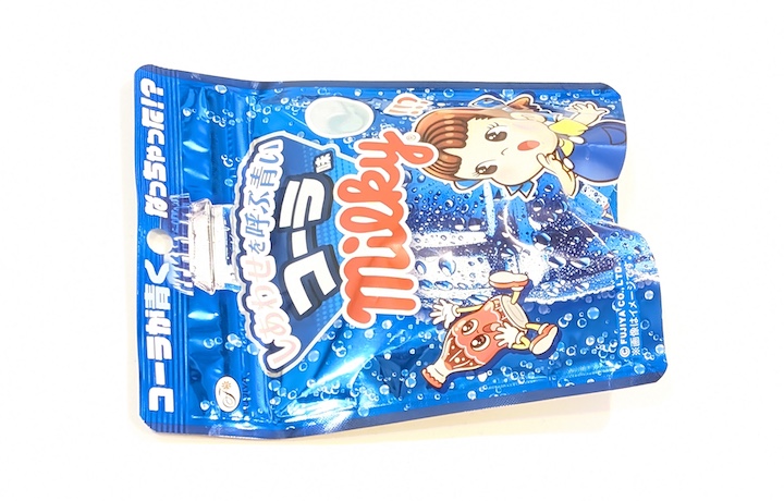 不二家 ミルキー しあわせを呼ぶ青いコーラ味（ローソン限定）