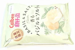 カルビー ポテトチップス バジル&ソルト味（ファミリーマート限定・数量限定）