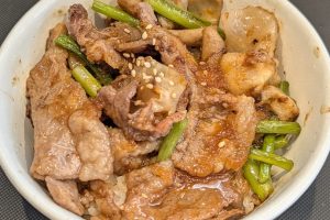 松屋の期間限定メニュー 牛カルビホルモン丼（2026年8月11日）
