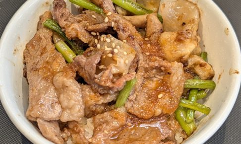 松屋の期間限定メニュー 牛カルビホルモン丼（2026年8月11日）