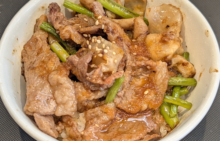 松屋の期間限定メニュー 牛カルビホルモン丼（2026年8月11日）